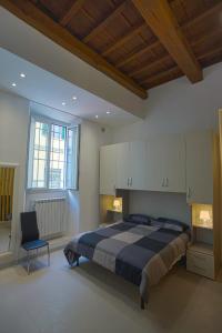 una camera con un grande letto e una sedia di Visit Florentia Apartment a Firenze
