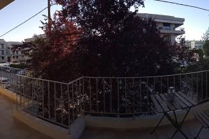A balcony or terrace at άνετο, φωτεινό και ήσυχο για οικογένεια Ιθάκης - Ιthakis 8 Πυλαία