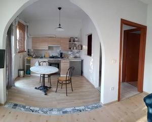 A kitchen or kitchenette at άνετο, φωτεινό και ήσυχο για οικογένεια Ιθάκης - Ιthakis 8 Πυλαία