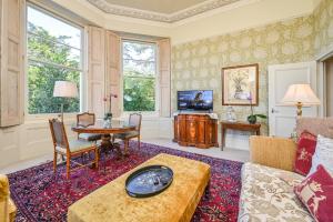Μια τηλεόραση ή/και κέντρο ψυχαγωγίας στο Muntham Luxury Holiday Apartments
