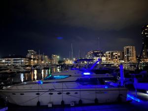 un barco está atracado en un puerto deportivo por la noche en SUPERYACHT ON 5 STAR OCEAN VILLAGE MARINA, SOUTHAMPTON - minutes away from city centre and cruise terminals - free parking included, en Southampton