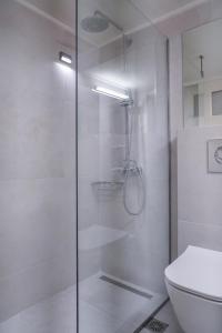 łazienka z przeszklonym prysznicem i toaletą w obiekcie The natural apartment w Nauplionie +35 zdjęć