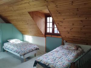 - 2 lits dans une chambre dotée d'un plafond en bois dans l'établissement Agréable maison au centre d'Arreau pour 8 pers, à Arreau