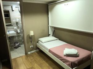 Habitación pequeña con cama y baño. en B&B Napoli Centro Storico, en Nápoles