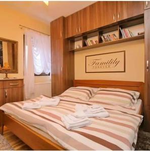 Un dormitorio con una cama grande con toallas blancas. en Apartman Bella Zlatibor, en Zlatibor 12 fotos más