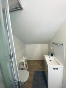 uma casa de banho com um lavatório e um WC em Chopin apartments self check-in em Varsóvia