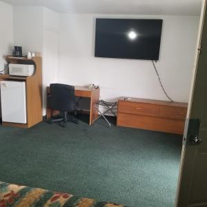 TV a/nebo společenská místnost v ubytování Budget 8 Motel