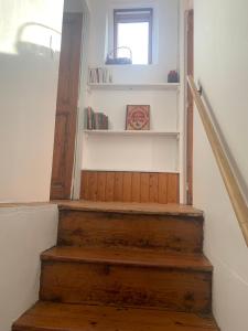 una escalera con una escalera de madera y una ventana en Maison de ville au bord de la rivière ! en Beauvais