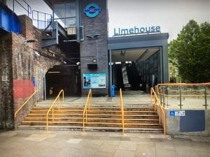 un bâtiment avec des escaliers en face d'un tunnel dans l'établissement LIMEHOUSE upon THAMES ROOM IN Great location, à Londres