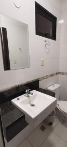 y baño con lavabo blanco y aseo. en Apart hotel Florida, en Ciudad del Este