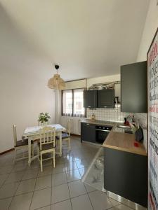 cocina con mesa y comedor en Apartment "La Balotta", en Bolonia