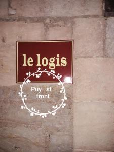 ペリグーにあるLe Logis du puy ST FRONT gite urbain PÉRIGUEUXの煉瓦の壁の看板