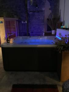 uma grande banheira com iluminação azul num quarto em LT Lanzi - Frantoro em Viterbo