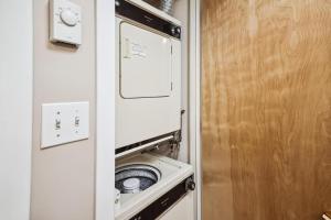 - un lave-linge et un sèche-linge dans une petite pièce dans l'établissement Pinnacle F08, à Killington