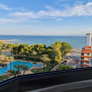 - Vistas a un complejo con piscina y al océano en Precioso apartamento en Cullera, con piscina junto a la playa, en Cullera