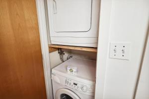 a microwave and a washing machine in a small room at Pinnacle E07 in Killington