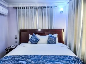 Ένα ή περισσότερα κρεβάτια σε δωμάτιο στο Medallion Hotels