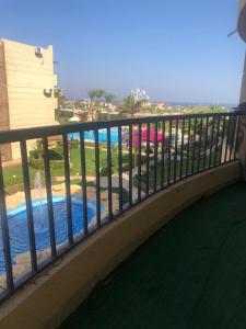 Výhľad na bazén v ubytovaní Nice 2 bedroom apartment with sea view alebo v jeho blízkosti