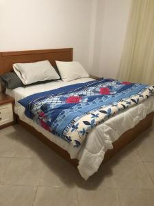 A bed or beds in a room at Nice 2 bedroom apartment with sea view