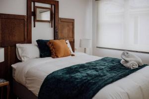 een slaapkamer met een groot bed met een groene deken erop bij Cottage on Groom - St Marys Charm and Convenience! in Saint Marys