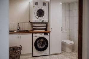 een wasruimte met een wasmachine en een wasmachine bij Cottage on Groom - St Marys Charm and Convenience! in Saint Marys