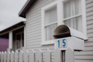 un compteur de stationnement devant une clôture blanche dans l'établissement Cottage on Groom - St Marys Charm and Convenience!, à Saint Marys