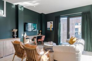 sala de estar con paredes verdes y sofá blanco en Your Apartment I Milton Keynes, en Milton Keynes 82 fotos más