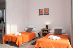 2 Betten mit Handtüchern auf einem Zimmer in der Unterkunft Lily's lovely apartments in Fažana