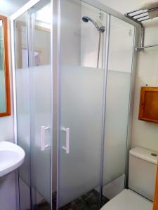 eine Dusche mit Glastür im Bad in der Unterkunft La Casa del Naturalista in El Bosque
