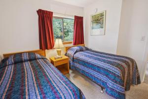 a bedroom with two beds and a window at Pinnacle E01 in Killington