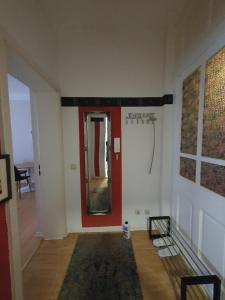 ゲルリッツにあるAm Ponteparkの赤いドアと鏡付きの部屋