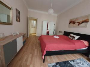 ゲルリッツにあるAm Ponteparkのベッドルーム1室(赤い毛布付きのベッド1台付)