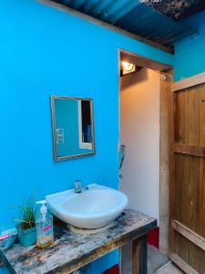 El Paredón Buena Vista的住宿－Bedrooms where Charlie，浴室设有白色水槽和镜子