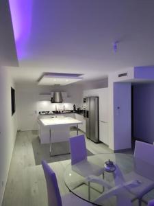 Kuchyňa alebo kuchynka v ubytovaní magnifique villa avec piscine et spa