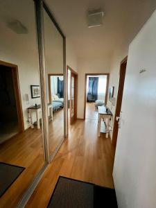 1 dormitorio y sala de estar con espejo. en BL City View Luxury Apartment en Banská Bystrica