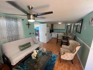 uma sala de estar com um sofá e uma mesa em 4BR Downtown House Near Beach, Pet Friendly em West Palm Beach