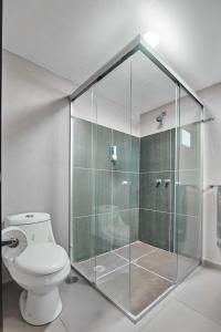 メキシコシティにあるS10 DE CASONA TRES SUITES PREMIUM INCREÍBLES ITESM CEM S10のバスルーム(ガラス張りのシャワー、トイレ付)