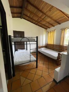 מיטה או מיטות קומותיים בחדר ב-Hotel Candilejas