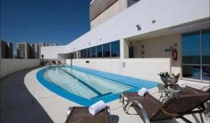 a swimming pool on the roof of a building at Flat em Taguatinga in Taguatinga