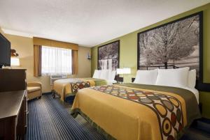 ein Hotelzimmer mit 2 Betten und einem TV in der Unterkunft Super 8 by Wyndham Maysville KY in Maysville