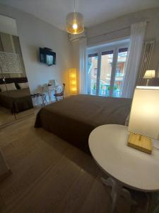 um quarto de hotel com uma cama e uma mesa e uma mesa em Quartopiano Guesthouse em Roma