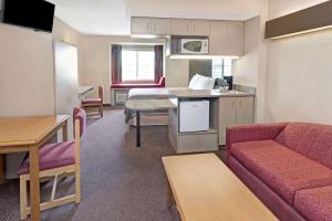 Dapur atau dapur kecil di Red Lion Inn & Suites Elk Grove Village