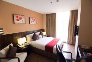 Postel nebo postele na pokoji v ubytování Ramada by Wyndham Manila Central
