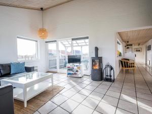 - un salon avec un canapé et une cheminée dans l'établissement Holiday home Hvide Sande L, à Bjerregård