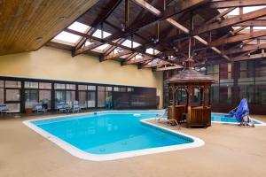 - une grande piscine avec un kiosque dans un bâtiment dans l'établissement Best Western Braddock Inn, à La Vale