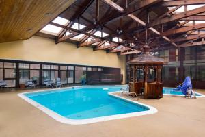 una gran piscina con cenador en un edificio en Best Western Braddock Inn, en La Vale