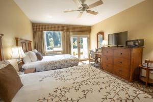 Best Western Lodge at River's Edge في Orofino: غرفه فندقيه سريرين وتلفزيون