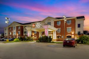 un hotel con un coche aparcado en un aparcamiento en Best Western Plus Sweetwater Inn & Suites, en Sweetwater