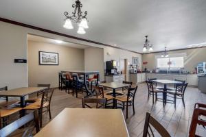 a restaurant with tables and chairs and a kitchen at Best Western Plus Sweetwater Inn & Suites in Sweetwater