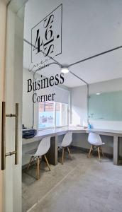 un ufficio con scrivania con sedie e un cartello che legge angolo business di R01 LUXURY STUDIO LUCKY a 5 MIN DEL ITESM CEM a Città del Messico